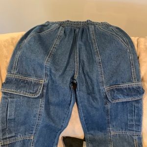 Elastic waist mom jeans with side pockets